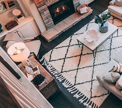 Photo: interior with a rug and decorations